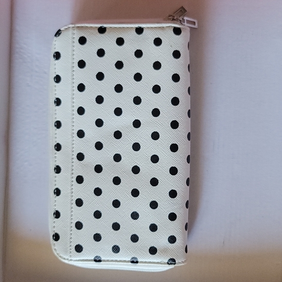 (SOLD) Guess full size wallet - Picture 2 of 4